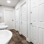 אורחן Eden Quay Private
