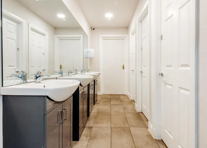 بيت ريفي Eden Quay Private 2*